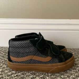 Kids toddler boys Vans black with black and gray pinstripes size 10.5